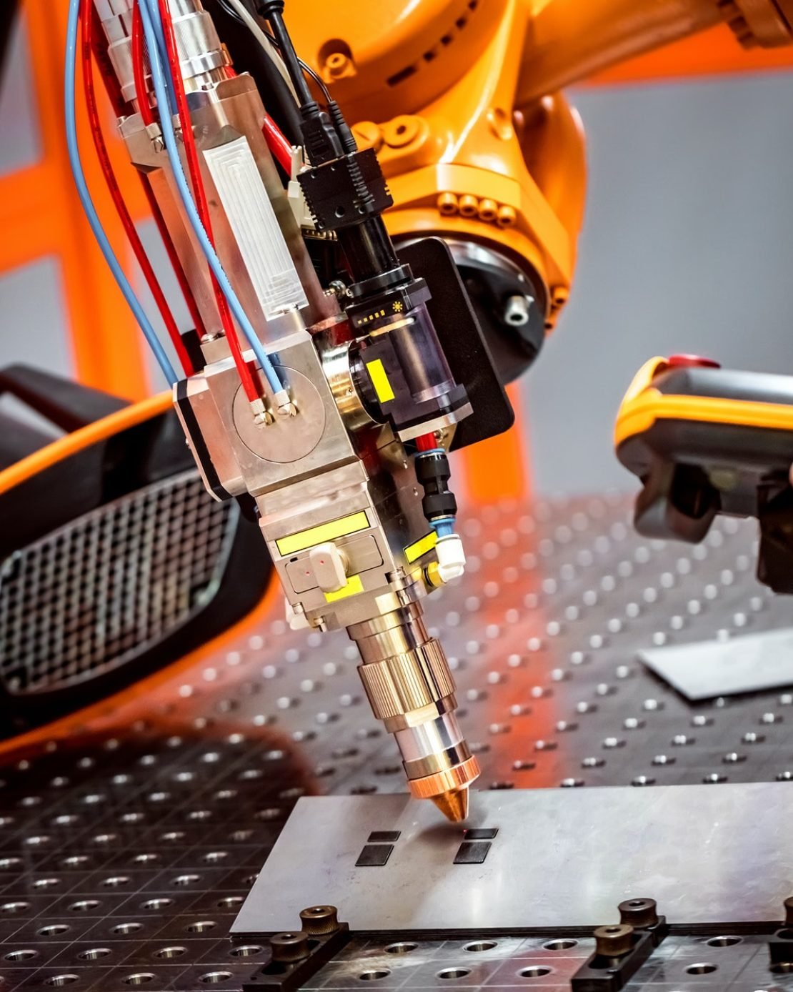 fibre-laser-robotic-remote-cutting-system-1.jpg